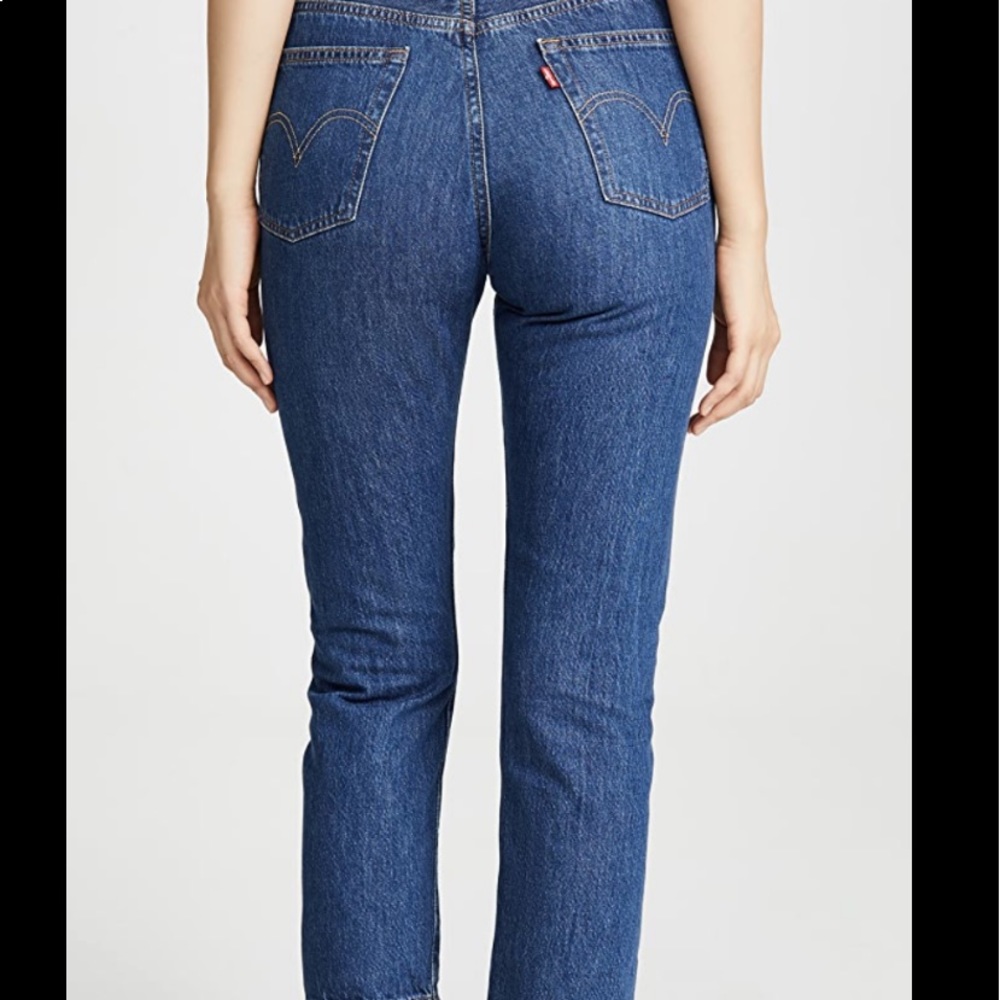 Medium wash Levi’s cropped jeans!